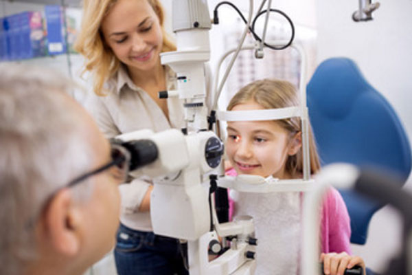 Девочка с мамой на приеме у окулиста