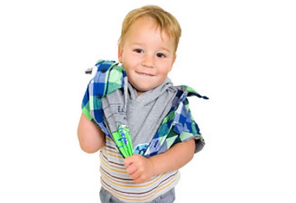 Мальчик надевает рубашку