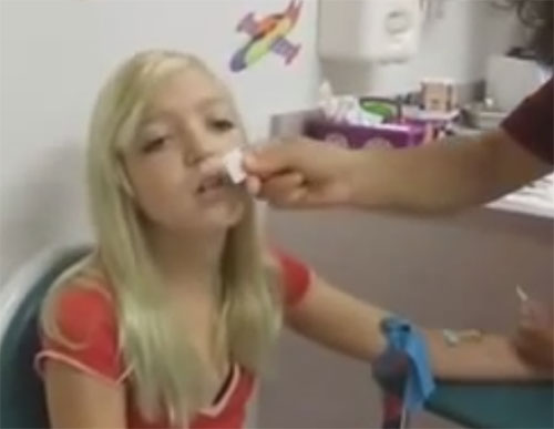 Девочка, теряющая сознание при сдаче анализа