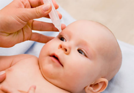 Грудничку закапывают глаза