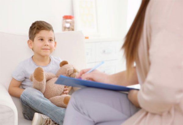 Психолог общается с мальчиком