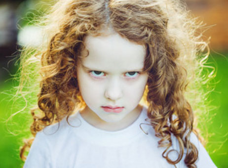 Серьезная девочка, обиженная