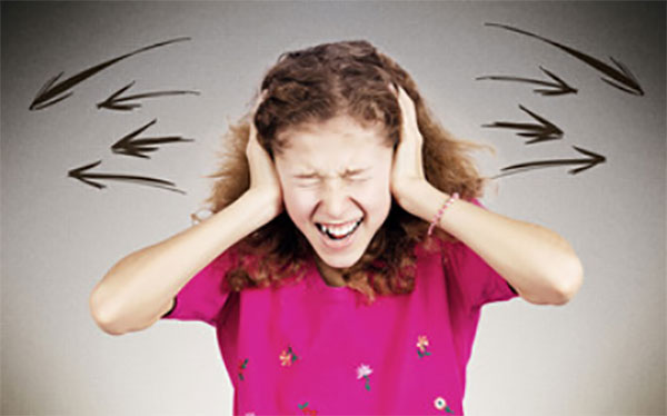 Девочка держится за голову