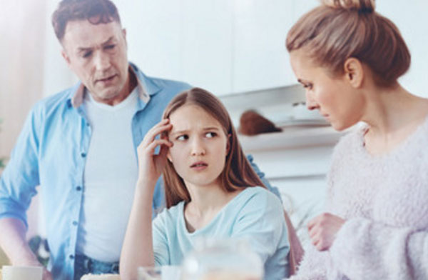 Девочка подросток общается с родителями