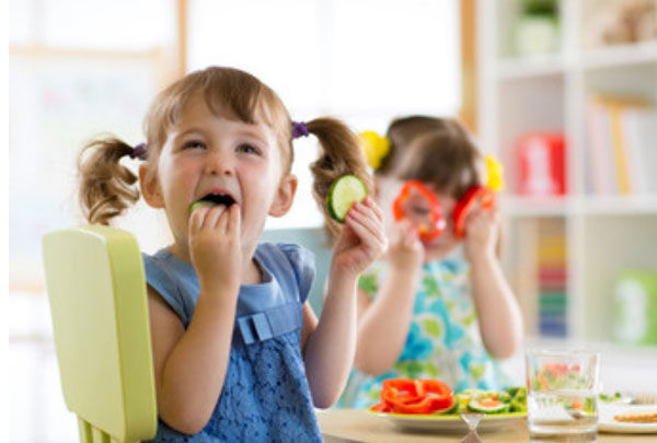Дети едят овощи