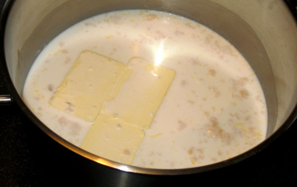 Емкость с молоком, сливочным маслом и дрожжами