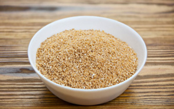 Сырая крупа в мисочке