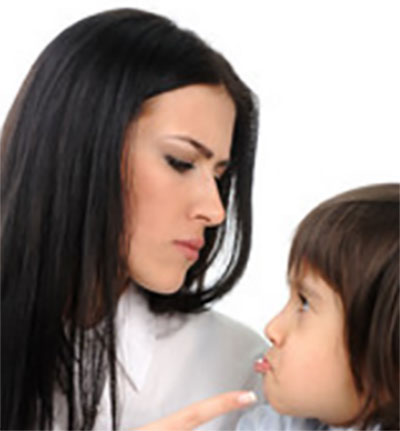 Мама сердито смотрит на обиженного ребенка, грозится пальцем