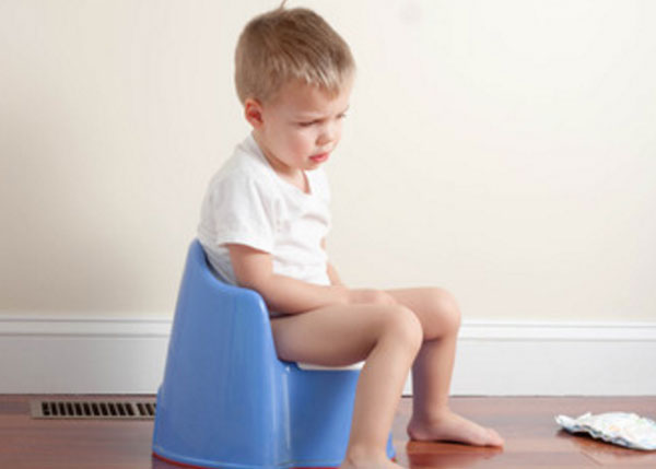 Расстроенный мальчик сидит на горшке