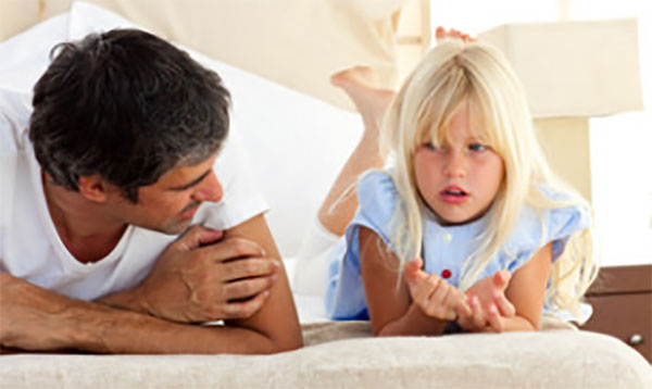 Девочка общается с отцом