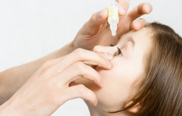 Девочке капают глаза