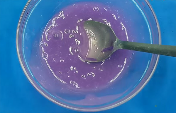 Вода, смешанная с клеем и красителем