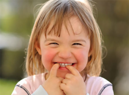 Девочка с красными щеками