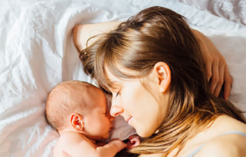 Мама спит вместе с грудничком