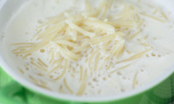 Вермишель с молоком в кастрюле