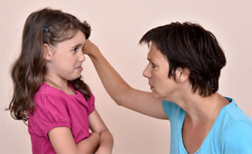 Мама отчитывает дочку