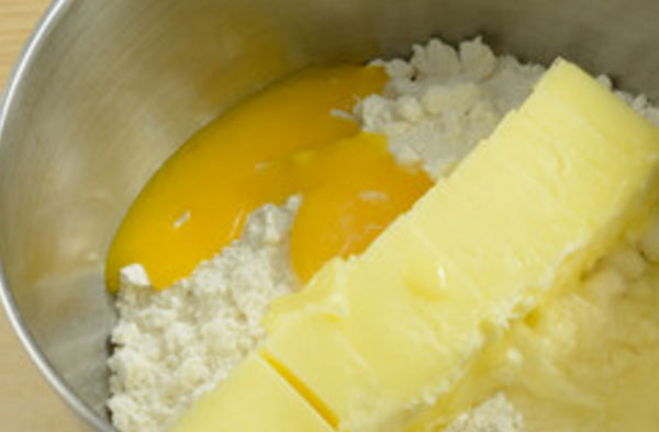 Емкость с мукой, желтками и маслом