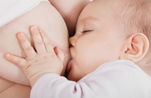 Ребенок сосет грудь