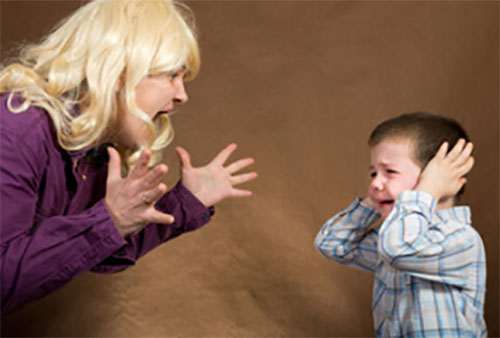 Мама кричит на ребенка. Он закрывает ушки и плачет