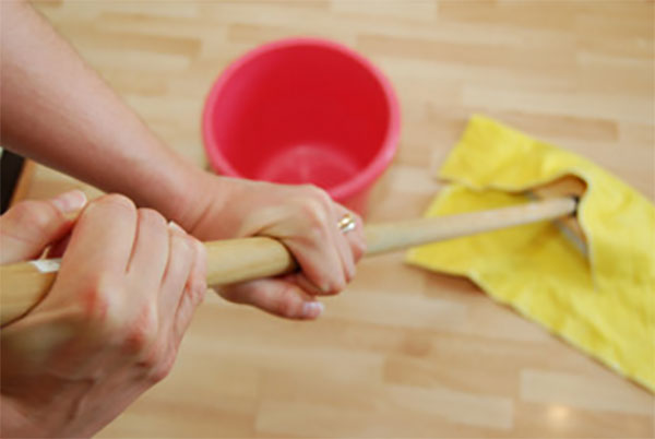 Мама моет пол