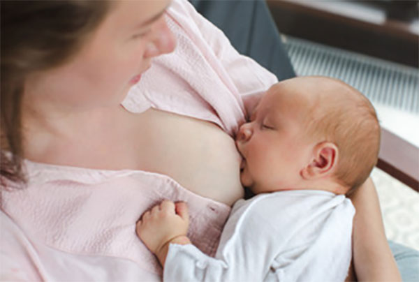 Мама кормит ребенка грудью