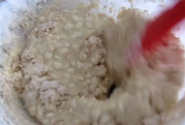 Вымешивают творог с мукой