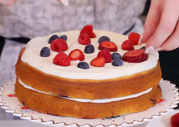 На крем выкладывают ягоды