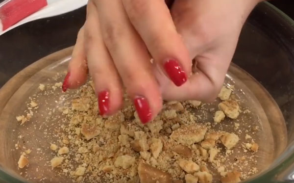 Печенье измельчают руками