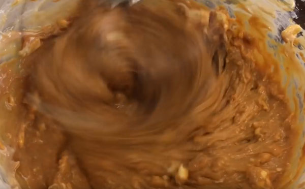 Взбивание ингредиентов для крема