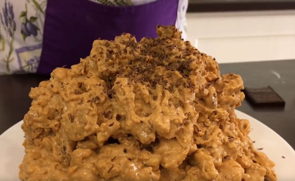 Натирают шоколад сверху сформированной горки