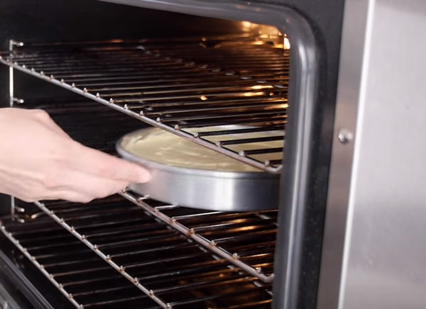 Тесто в форме отправляют в духовку