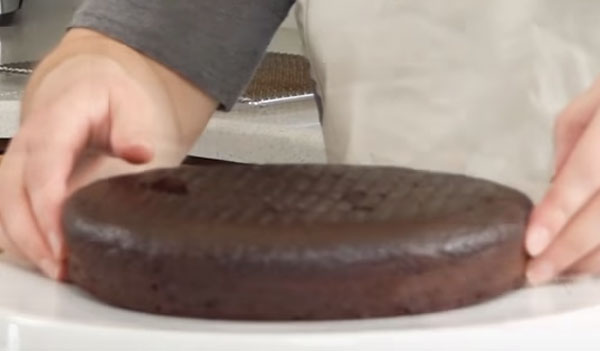 Испеченный коричневый корж