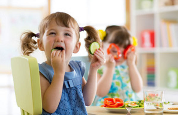 Девочки едят болгарский перец