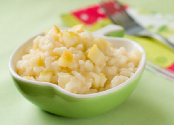 Рисовая каша с яблоком в тарелке