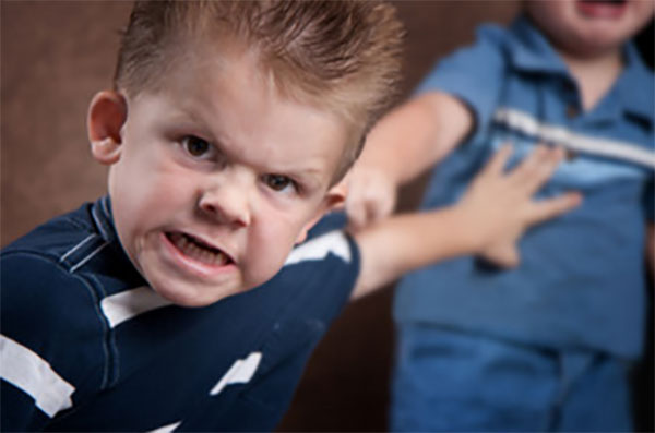 Злой ребенок толкает другого