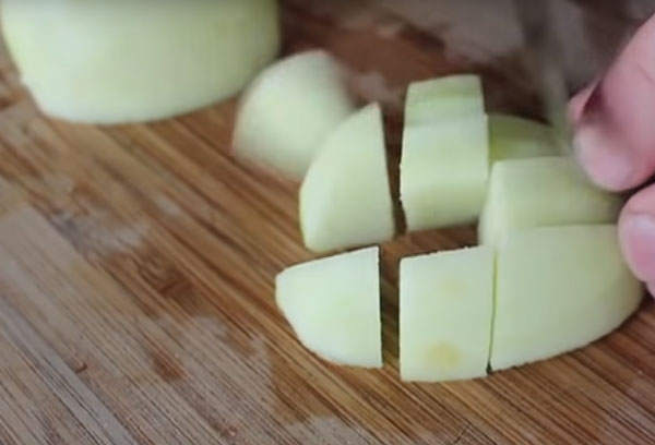 Нарезка яблока кубиками