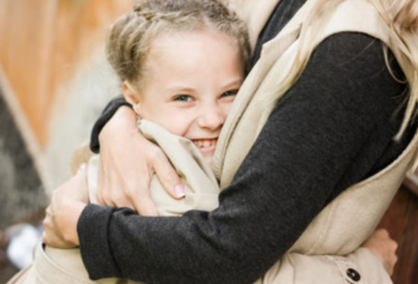 Дочка обнимает маму