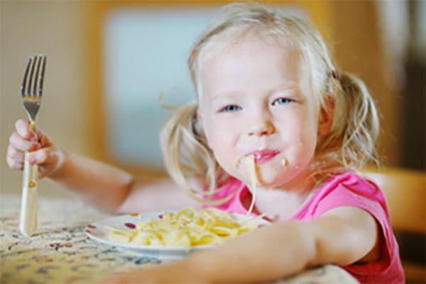Девочка ест макароны