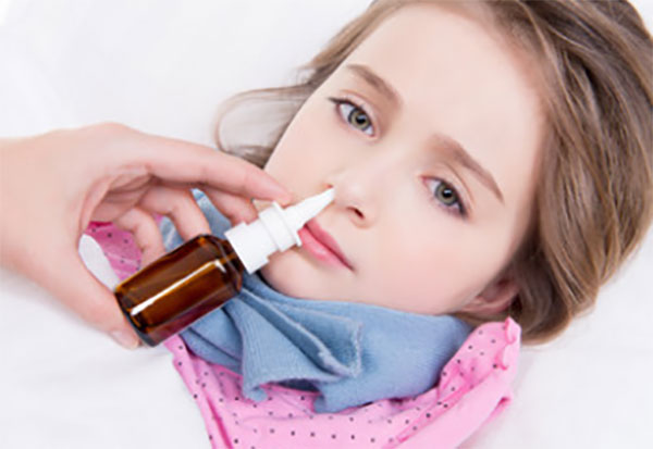 Девочке закапывают нос