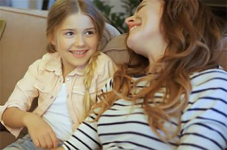 Мама с дочкой весело беседуют