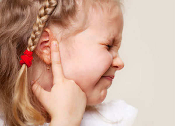 У девочки болит ушко