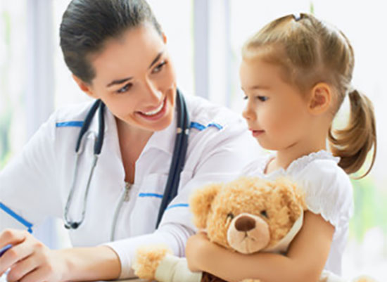 Девочка с доктором, в руках у ребенка плюшевый медведь