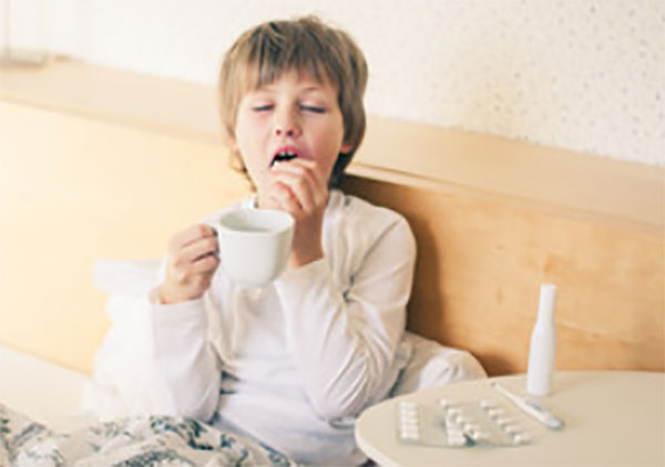 Мальчик принимает таблетку