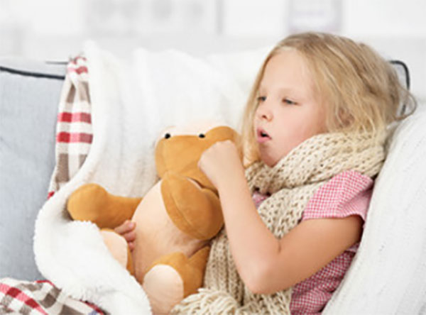 Девочка в постели, кашляет