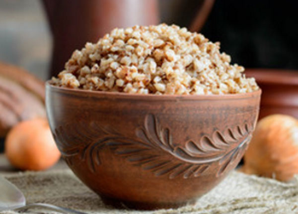 Гречневая каша в глиняной емкости