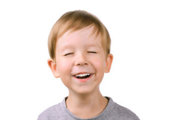 Мальчик моргает и улыбается