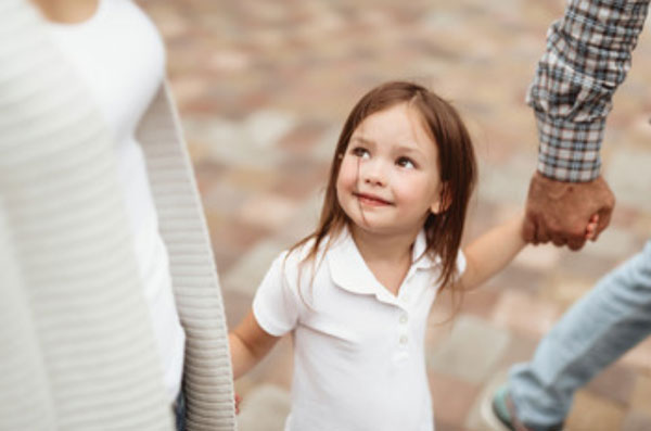 Девочка на прогулке с родителями