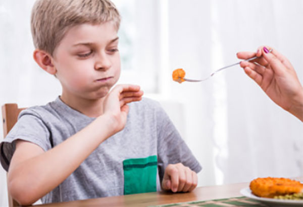 Ребенок отказывается от мяса, которое ему преподносят на вилке