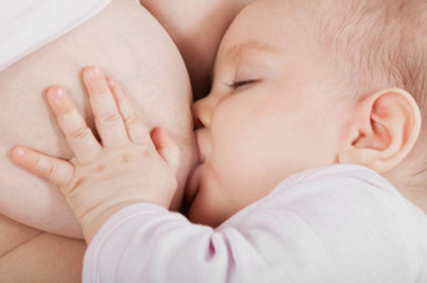 Ребенок сосет грудь