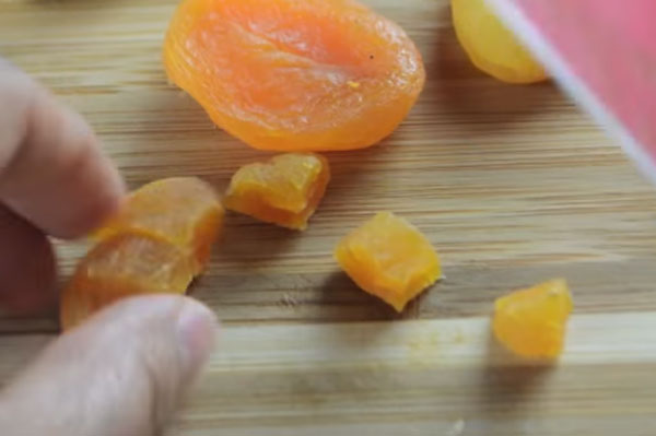 Курагу нарезают кубиками